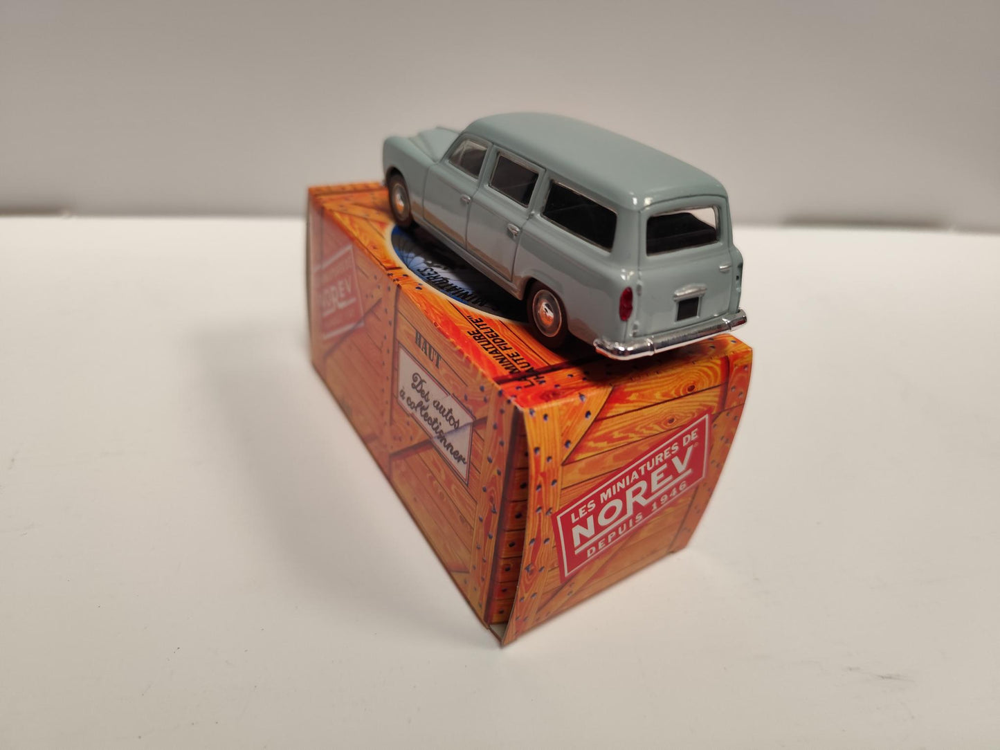 Peugeot 403 Familiale 1956 Les miniatures de norev 1:43